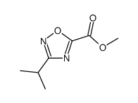 methyl 3-isopropyl-1,2,4-oxadiazole-5-carboxylate结构式
