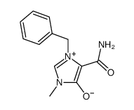 3-benzyl-4-carbamoyl-1-methyl-1H-imidazol-3-ium-5-olate结构式