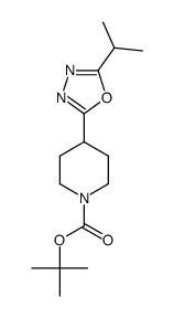 4-(5-isopropyl-(1,3,4) oxadiazol-2-yl)-piperidine-1-carboxylic acid tert-butyl ester结构式