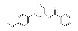 (R)-1-bromo-3-(4-methoxyphenoxy)propan-2-yl benzoate结构式