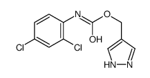 1H-pyrazol-4-ylmethyl N-(2,4-dichlorophenyl)carbamate结构式