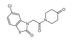 5-chloro-3-[2-oxo-2-(4-oxopiperidin-1-yl)ethyl]-1,3-benzothiazol-2-one结构式